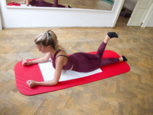 Beckengründung Pilates Trainingsoptimierung Übungen in Bauchlage kinästhetisches Lernen Bewusstheit Körperwahrnehmung